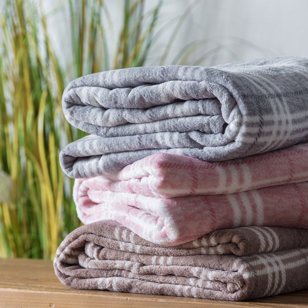 Blankets And Throws - Lulu Loves Home = Beautiful handpicked collection of blankets and throws to make you home warm, comfy and cosy