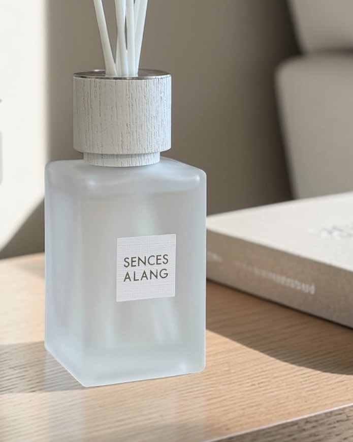 White Alang Alang large reed diffuser by Coach House, 500ml home fragrance with reed sticks and elegant bottle design.