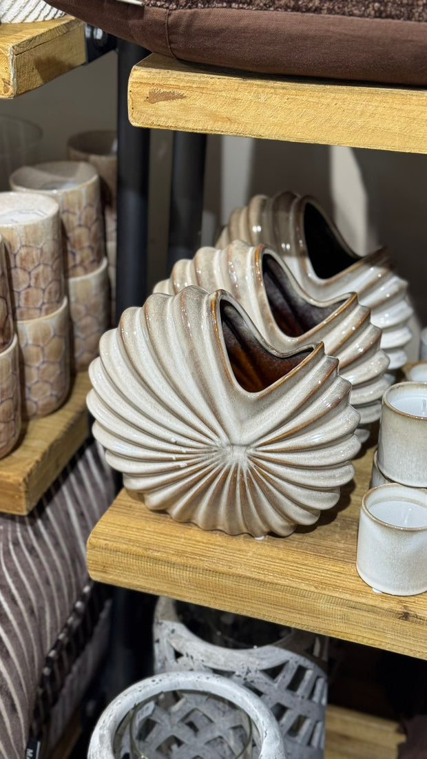 Gisela Graham neutral spiral shell vase, coastal decorative vase with a spiral shell design, perfect for beach-inspired home decor.