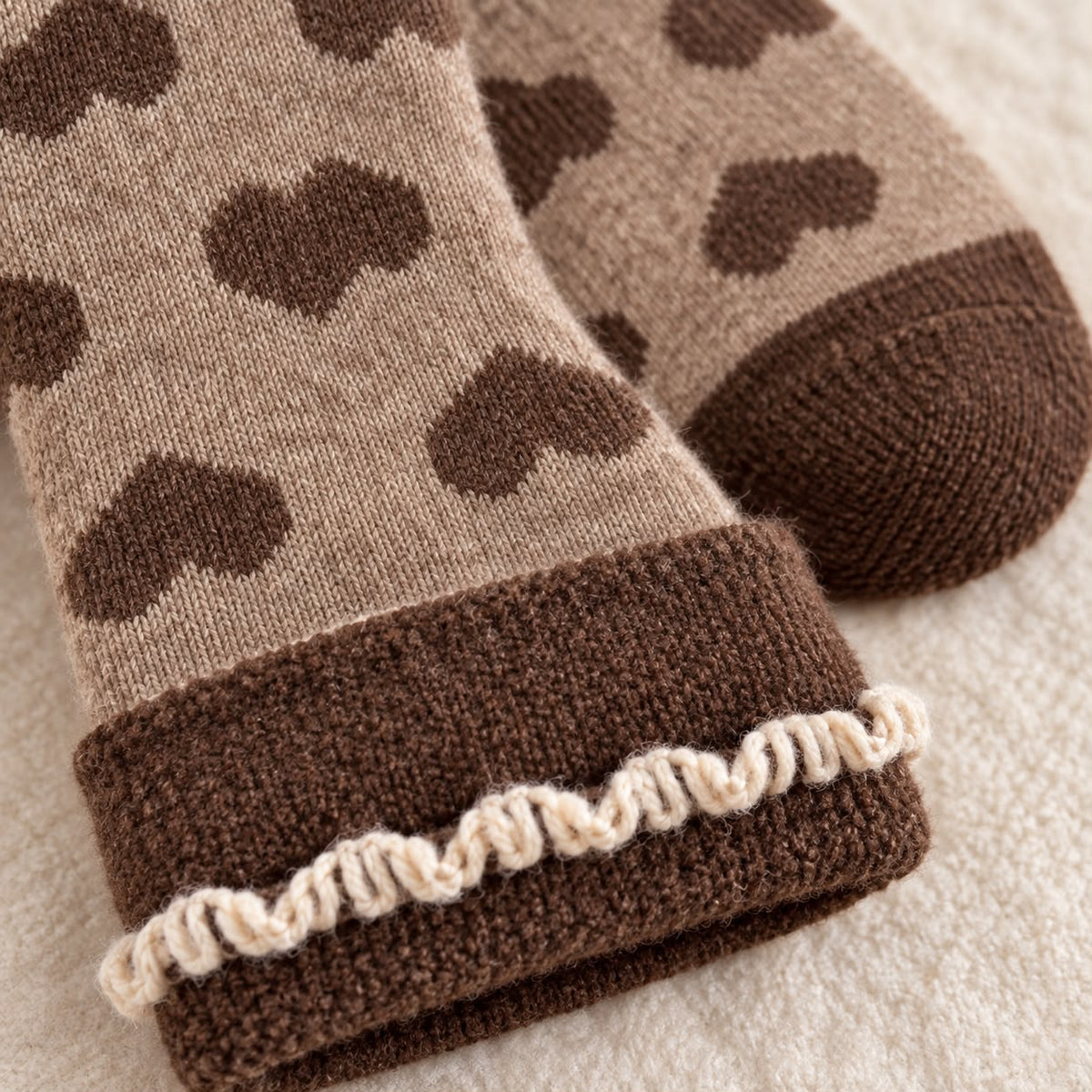 Cosy Cuff Socks - Beige Heart, close-up of brown hearts and cream-trimmed cuff