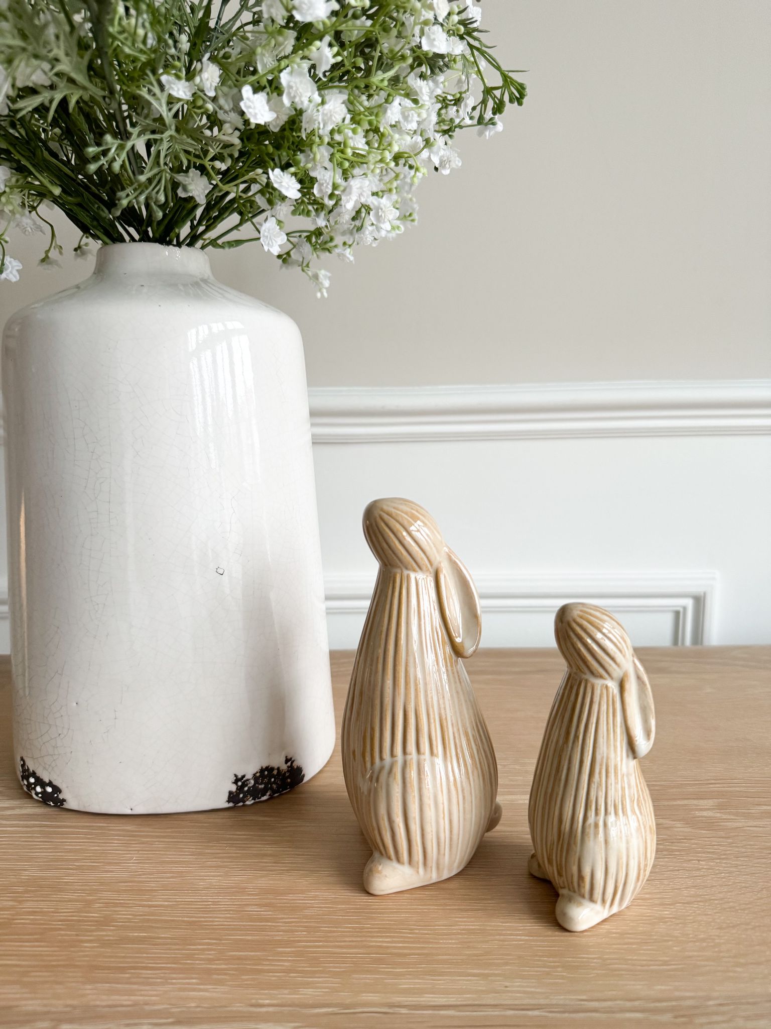 White glazed Liv vase by Hill Interiors, elegant ceramic vase with a glossy finish, ideal for modern floral displays.