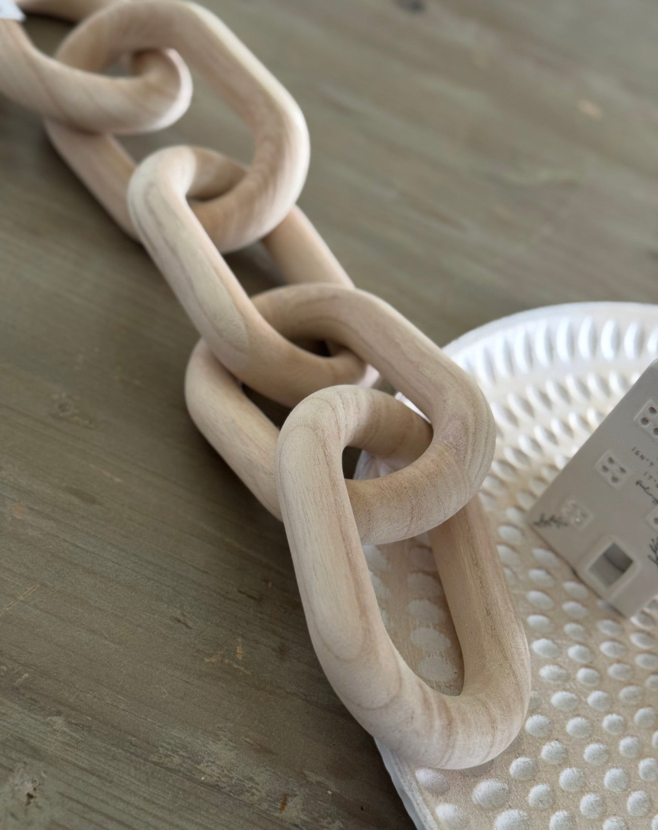 Natural wooden chain decor for home, featuring interconnected wooden links, perfect for rustic or modern interior decoration.