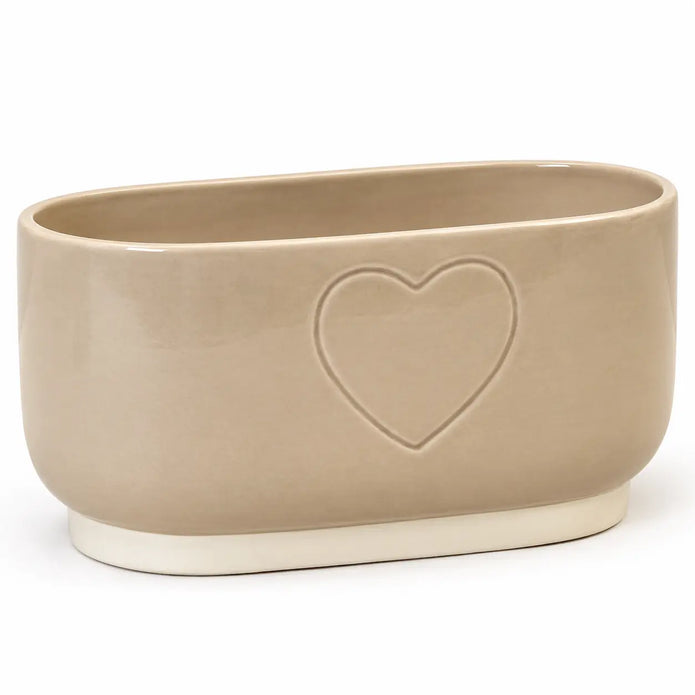 Close view of the outlined heart, beige glaze and cream base