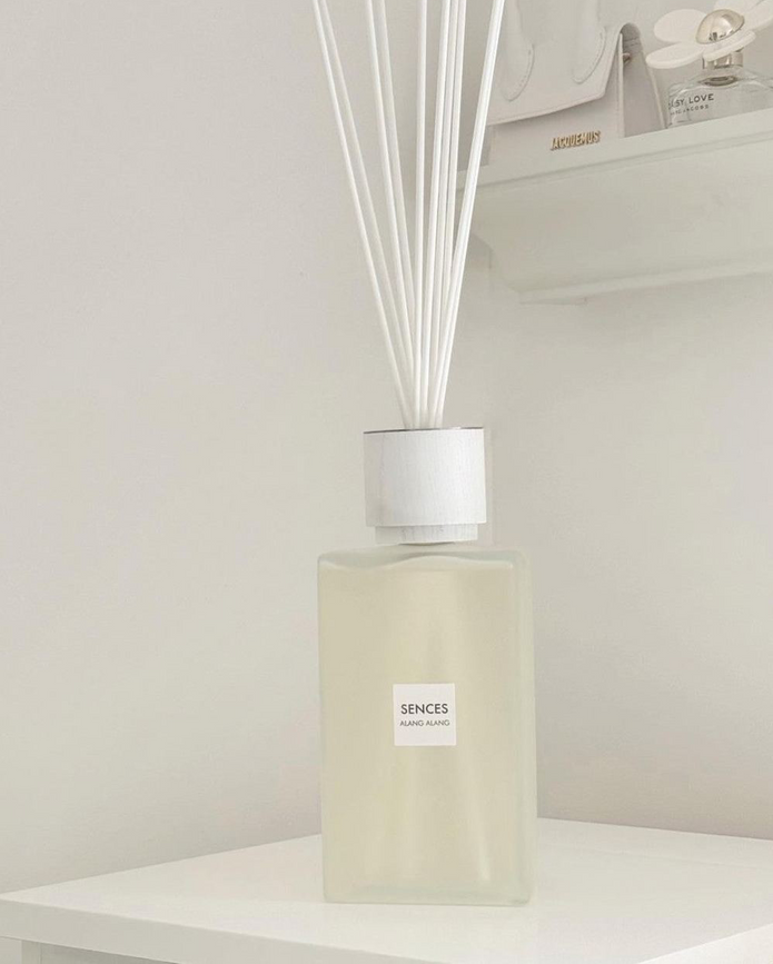 Large Coach House Sences Reed Diffuser in white Alang Alang, a stylish home fragrance with a sleek design and elegant appearance.