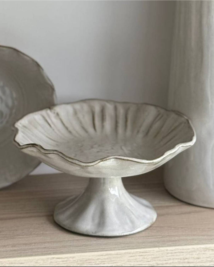 Beige stoneware pinched footed bowl by Gisela Graham for kitchen and dining, with a textured, handcrafted look.