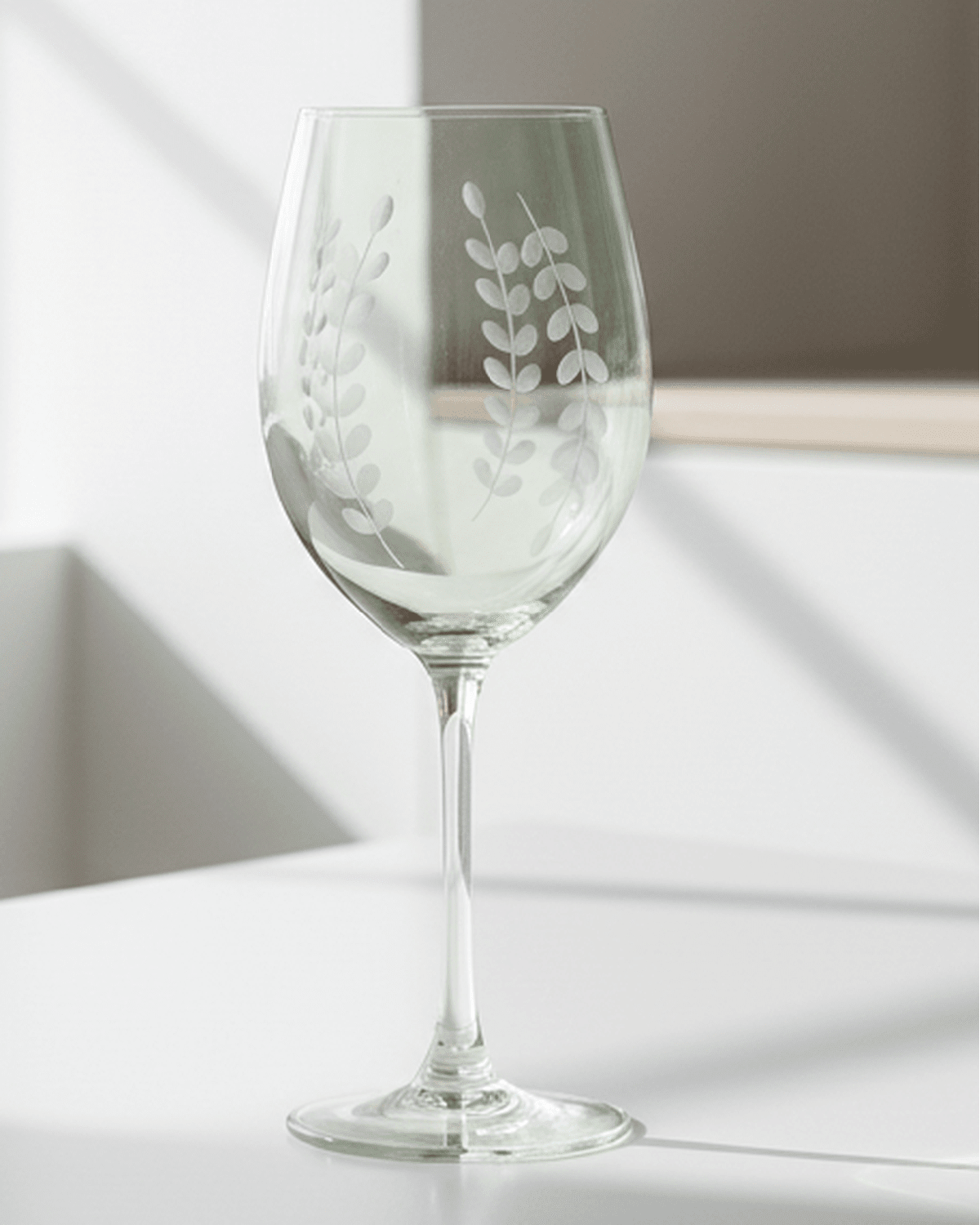 Green leaf garland wine glass by Gisela Graham, featuring a decorative leafy design for kitchen and dining use.