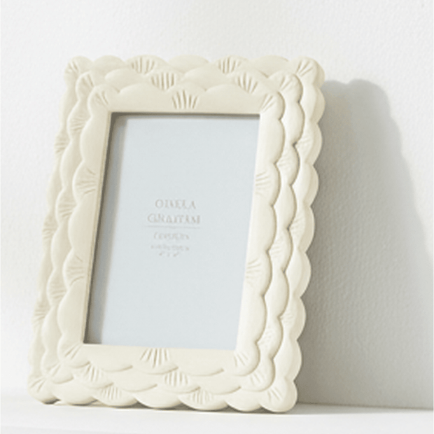 Cream scalloped resin picture frame by Gisela Graham for 4x6cm photos, featuring elegant scalloped edges and classic design.