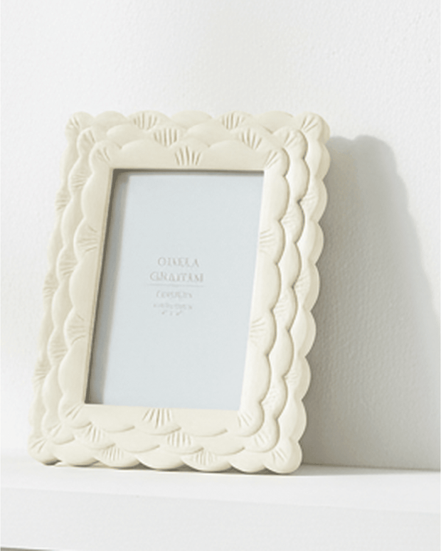 Cream scalloped resin picture frame by Gisela Graham for 4x6cm photos, featuring elegant scalloped edges and classic design.