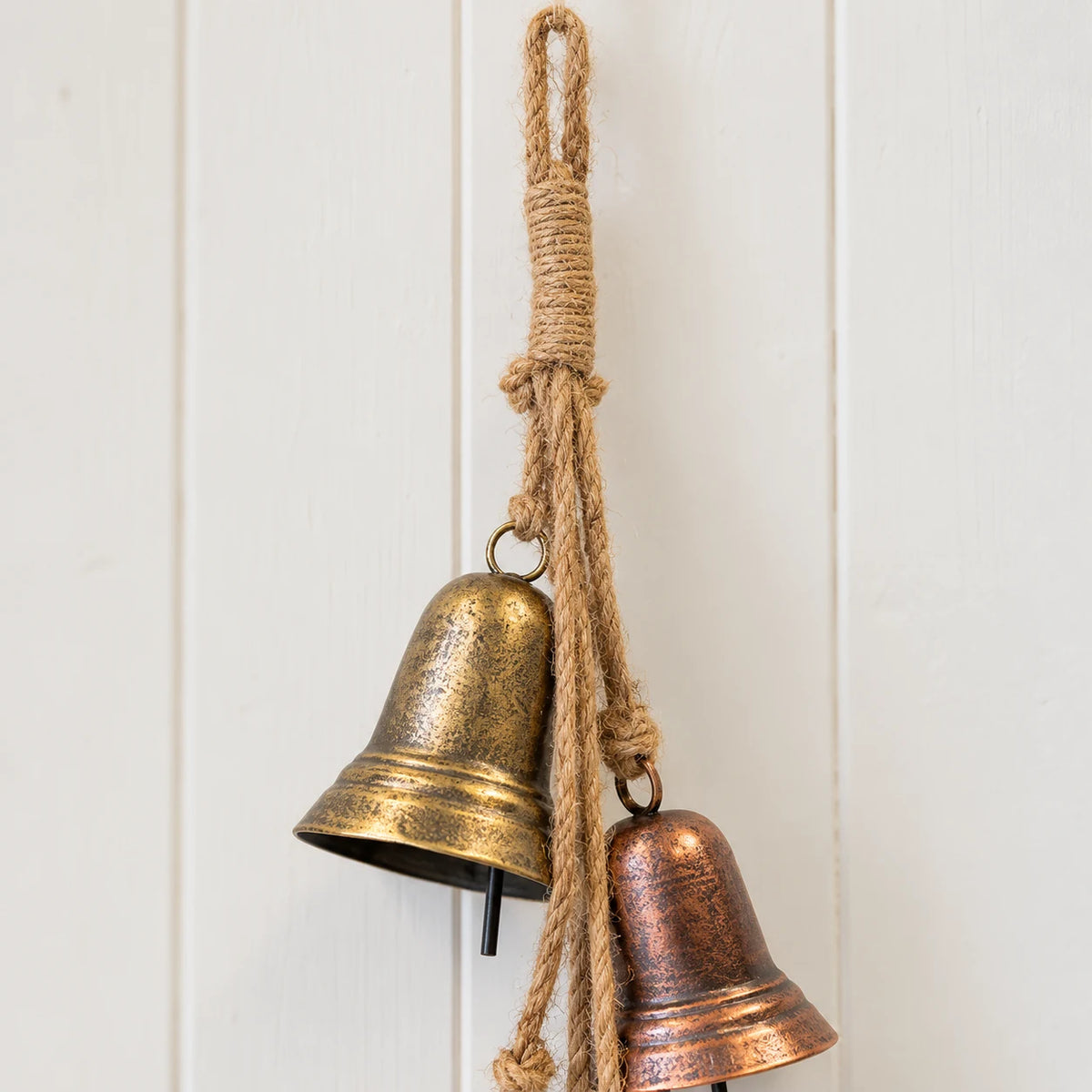 Close-up of the natural jute hanging loop, knots and upper gold bell