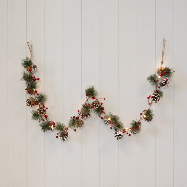 Satchville Christmas LED garland with pinecones and red berries, ideal for festive holiday decorations and decorations.