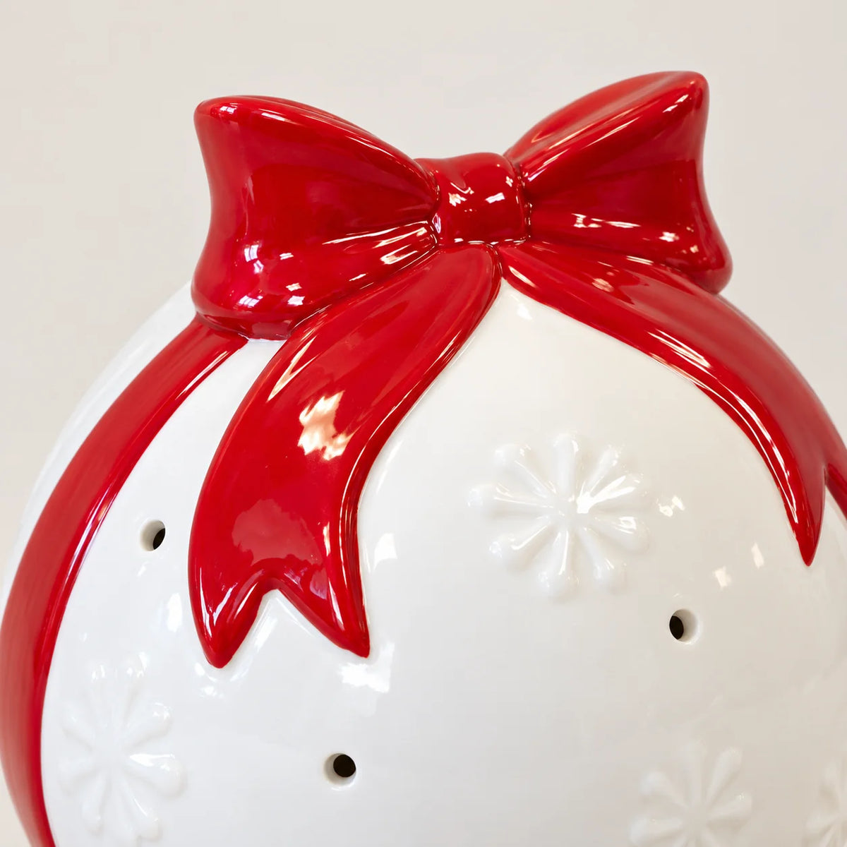 Satchville white Christmas bauble with red bow ornament